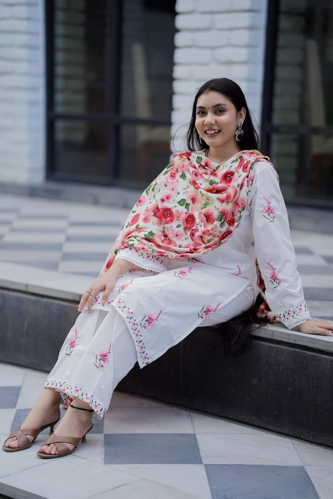 সাদাপরী থ্রি-পিস