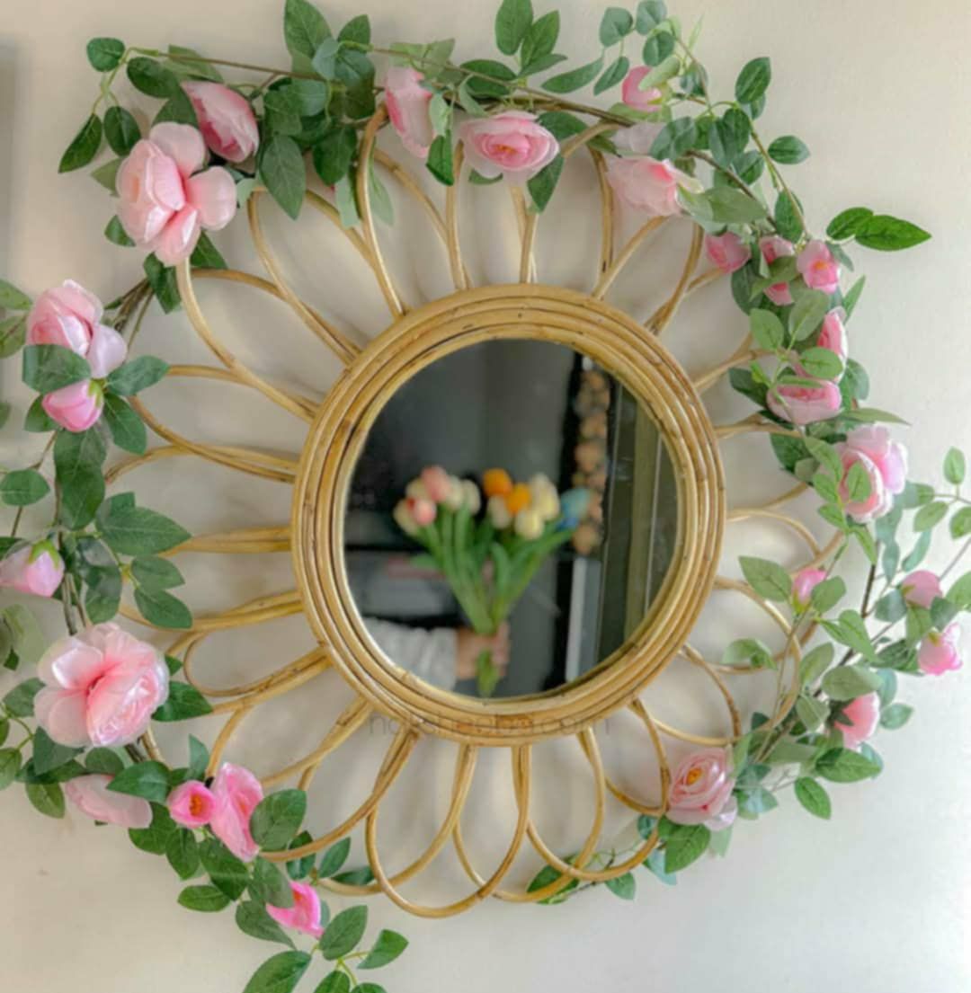 গোলাকার বেতের আয়না ও রোজ ভাইন
