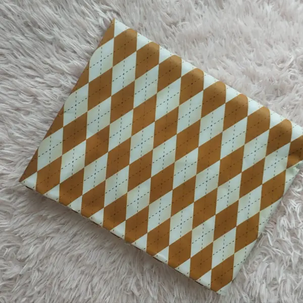 ৫- ওয়াটারপ্রুফ চাদর ৬/৭ ফিট, ৪/৫ হাত (প্রায়)। পাশে একফিট জোড়া হবে।