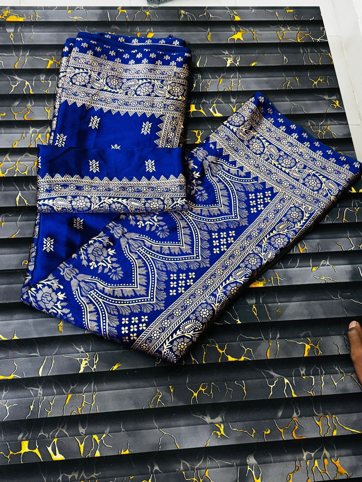 অরিজিনাল বেনারসী সিল্ক শাড়ি এবং ব্লাউজ পিছ blue