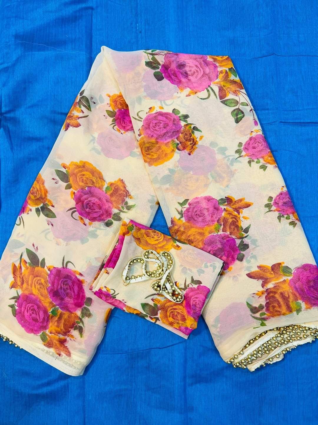 নিউ বিটলেস জর্জেট ডিজিটাল প্রিন্ট সাড়ী উইথ ব্লাউসে পেইস বিস্কিট-কালোর