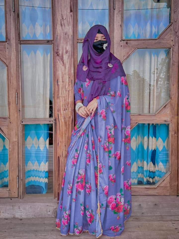 নিউ বিটলেস জর্জেট ডিজিটাল প্রিন্ট সাড়ী উইথ ব্লাউসে পেইস বিস্কিট-কালোর