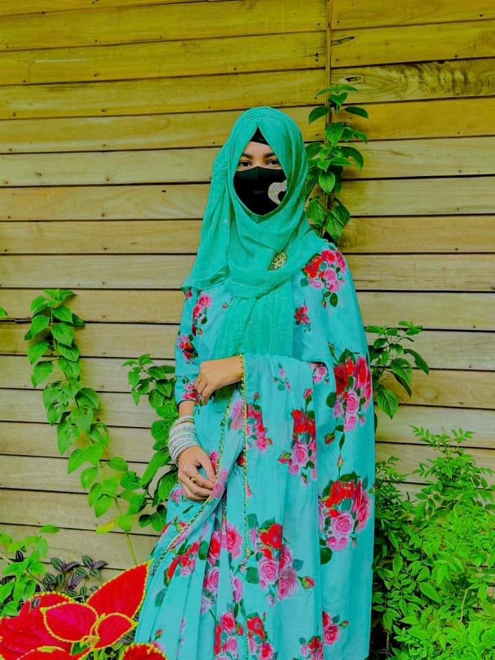 নিউ বিটলেস জর্জেট ডিজিটাল প্রিন্ট সাড়ী উইথ ব্লাউসে পেইস বিস্কিট-কালোর