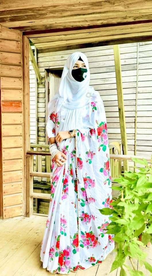 নিউ বিটলেস জর্জেট ডিজিটাল প্রিন্ট সাড়ী উইথ ব্লাউসে পেইস বিস্কিট-কালোর