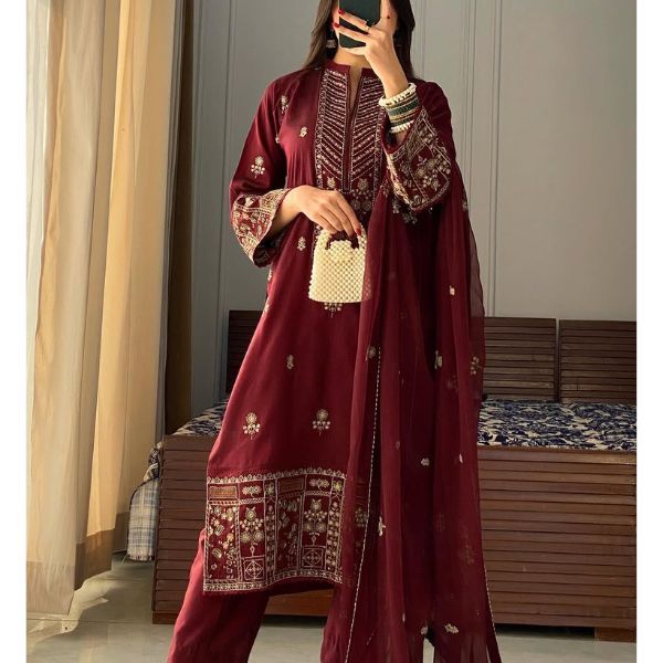 প্রিমিয়াম লিলেন কটনে তৈরি আকর্ষণীয় থ্রি-পিস, নরম শিফন জর্জেট ওড়না ও সূক্ষ্ম এমব্রয়ডারি কাজসহ।